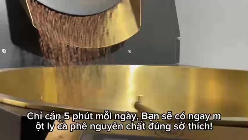 Hạt cà phê được đổ từ máy rang, hình ảnh từ video TikTok của Mộc Linh Coffee